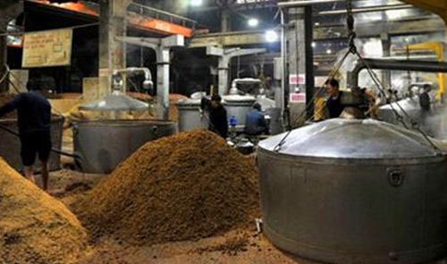 泉聚香酒业与您分享--酱香型白酒为什么要用不透明玻璃瓶装?